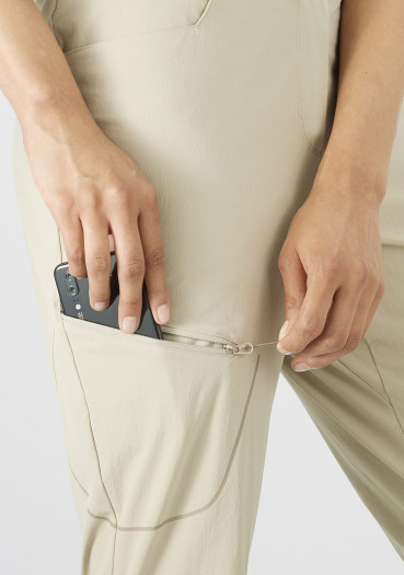 detail Dámské kalhoty SALOMON WAYFARER PANTS W PLAZA TAUPE