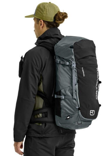 detail Batoh Ortovox Traverse 40 Black Raven 40 Liter