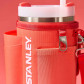 náhled Nosička na 1180 ml Hot Coral Stanley The All-Day Quencher/Cup Carry-All