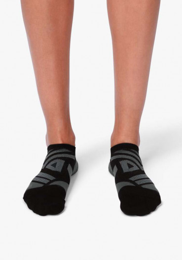 detail Dámské ponožky On Running Low Sock W Black/Shadow